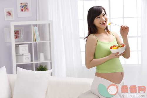 室内,人,母亲,快乐,时尚_e2f0a2f5e_孕妇吃水果沙拉_创意图片_Getty Images China