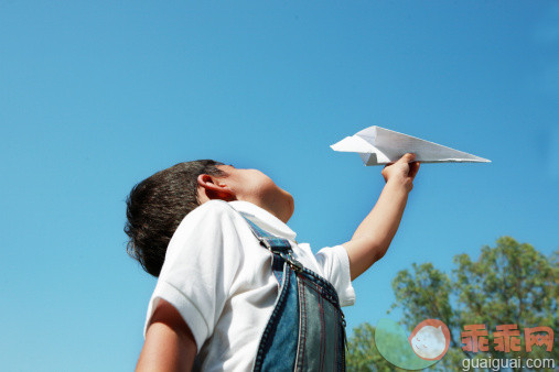 人,休闲装,户外,站,拿着_144452998_Boy playing with a paper plane_创意图片_Getty Images China