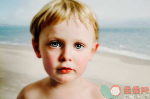 人,度假,户外,蓝色眼睛,金色头发_119213926_Boy 3 close-up on beach_创意图片_Getty Images China