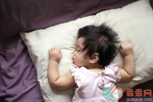 人,床,室内,卧室,躺_119680186_Cute little girl sleeping on purpure bed_创意图片_Getty Images China