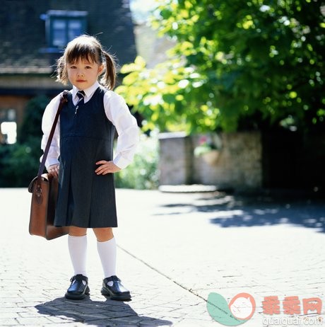 教育,人生大事,摄影,肖像,挎包_200146610-001_Girl (3-5) wearing school uniform, holding bag, outdoors, portrait_创意图片_Getty Images China