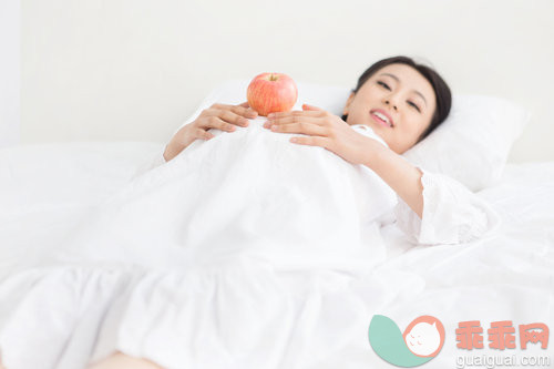长发,美女,快乐,现代,美人_8f5cdb79f_躺在床上休息的孕妇_创意图片_Getty Images China