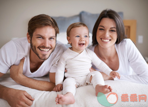 人,住宅内部,床,人生大事,室内_497159091_Our little family's perfect!_创意图片_Getty Images China