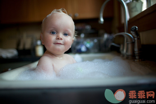 厨房,人,水槽,浴盆,室内_156884359_Infant boy takes a bath in kitchen sink_创意图片_Getty Images China