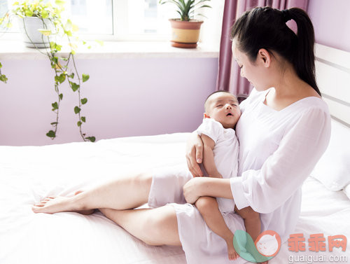 人,衣服,用具,生活方式,人的脸部_05cb49299_抱着婴儿的母亲_创意图片_Getty Images China