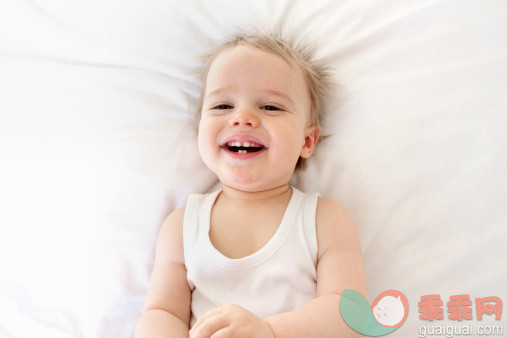 人,婴儿服装,床,室内,快乐_477355271_Portrait of baby laughing_创意图片_Getty Images China