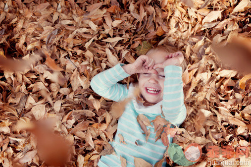人,户外,金色头发,公园,落下_495680377_Little girl playing in fall leaves_创意图片_Getty Images China