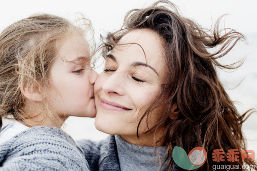 人,休闲装,毛衣,自然,度假_159955108_Daughter kissing mother outdoors_创意图片_Getty Images China