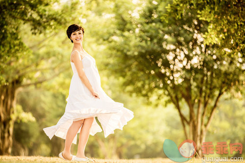 短发,户外,裙子,怀孕的,快乐_f91c6c332_孕妇_创意图片_Getty Images China