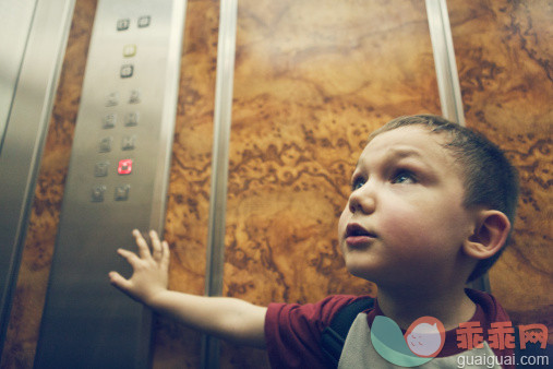 孩子乘电梯