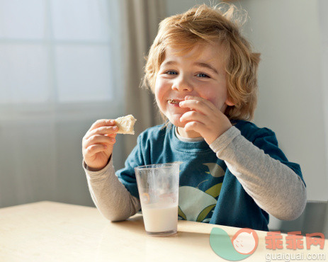 孩子喝牛奶常见的10种错误饮法