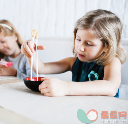 幼儿习字：从沙盘到筷子