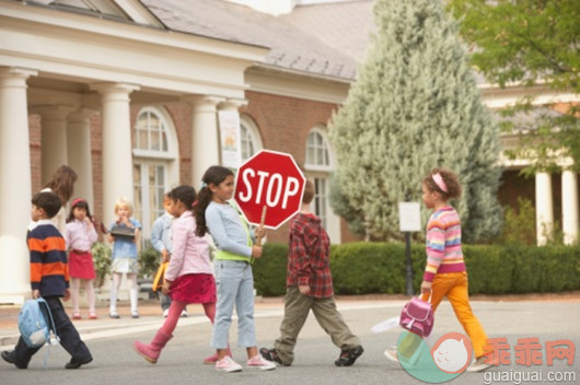幼儿园过马路