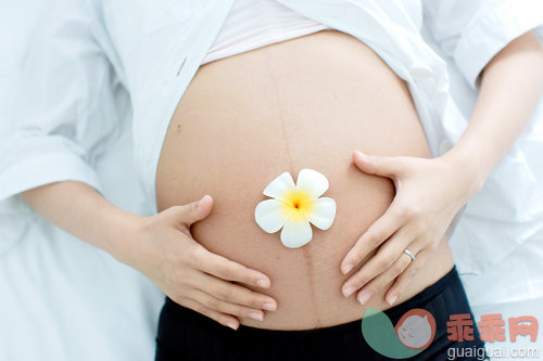 为什么孕妇肚子中间有一条黑线？
