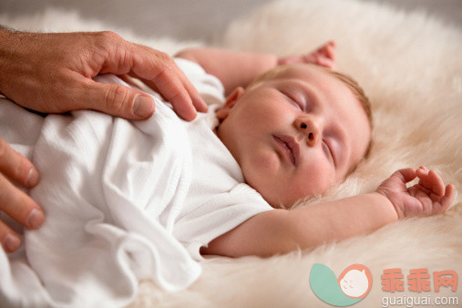 新生儿睡觉发出声音正常吗？