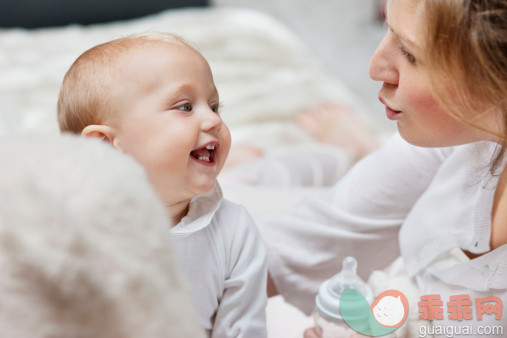 给宝宝喂奶的最佳姿势及减少奶瓶气泡的小技巧