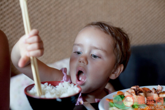 幼儿吃饭