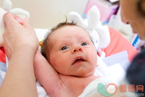 宝宝顺产时，头被挤压变形怎么办？