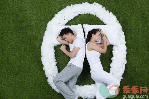 家庭,异性恋,伴侣,妻子,丈夫_f50563356_草地创意睡觉的年轻夫妇_创意图片_Getty Images China
