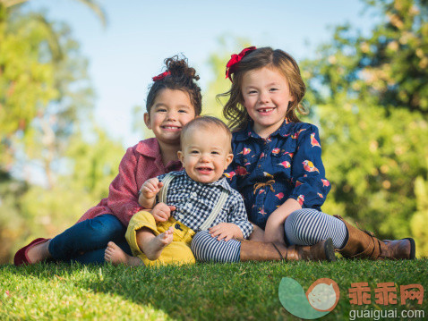 公园,人,户外,快乐,深情的_503849119_Siblings smiling together outdoors_创意图片_Getty Images China