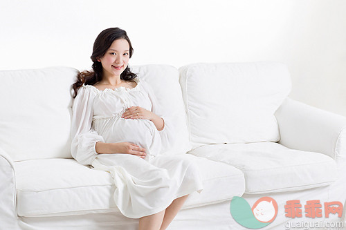 孕妇过了预产期，是引产还是继续等待？