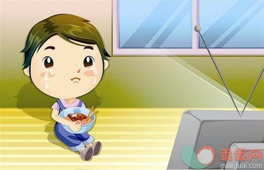 孩子吃饭看电视