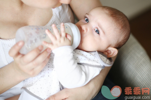 新生儿可以用奶瓶吗？奶瓶怎样选购？
