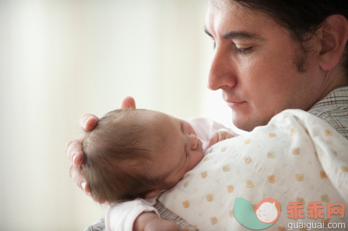 治疗宝宝打嗝的12种方法