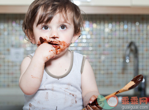 人,饮食,食品,生活方式,12到17个月_170625313_little baby eat cake_创意图片_Getty Images China