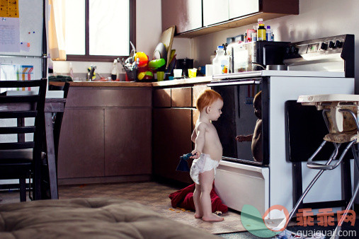 宝宝为什么对厨房大有兴趣？需要注意什么安全问题