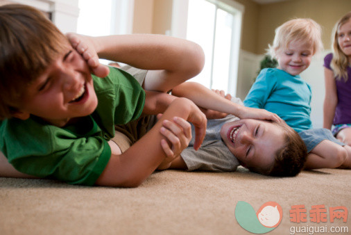 人,住宅内部,教育,室内,白人_105781949_Children play fighting on floor_创意图片_Getty Images China