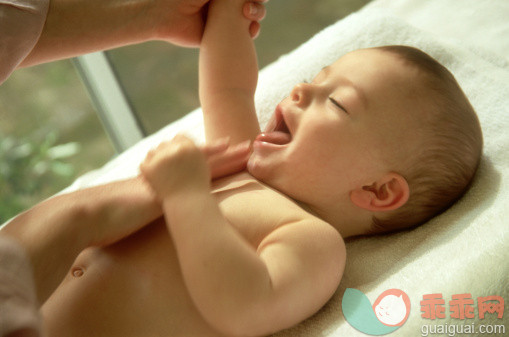 新生儿便秘不用吃药，妈妈帮助按摩恢复！