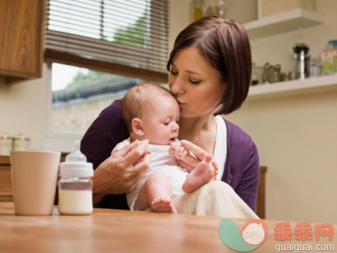 代购需谨慎！澳大利亚原装进口奶粉 疑致女婴乳房发育