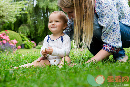 人,休闲装,牛仔裤,四分之三身长,户外_521981435_Mother with baby girl sitting on grass_创意图片_Getty Images China