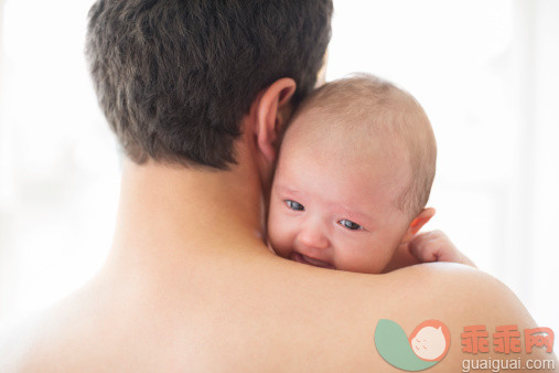 人,生活方式,室内,25岁到29岁,深情的_478169063_Man comforting crying baby girl_创意图片_Getty Images China