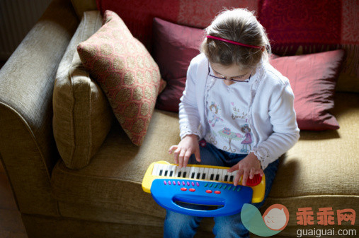 人,沙发,玩具,影棚拍摄,室内_86000252_Young girl playing keyboard._创意图片_Getty Images China