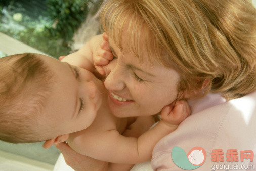 人,人的眼睛,快乐,爱的,深情的_128407043_baby gouging mothers eye_创意图片_Getty Images China