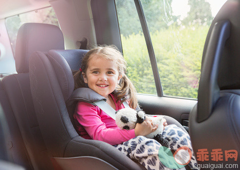 运输,汽车,摄影,汽车内部,_518478167_Young girl smiling, sitting in car seat._创意图片_Getty Images China