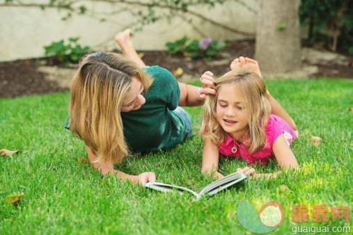 吊带,教育,户外,书,深情的_510776993_Mom and daughter Oreading_创意图片_Getty Images China