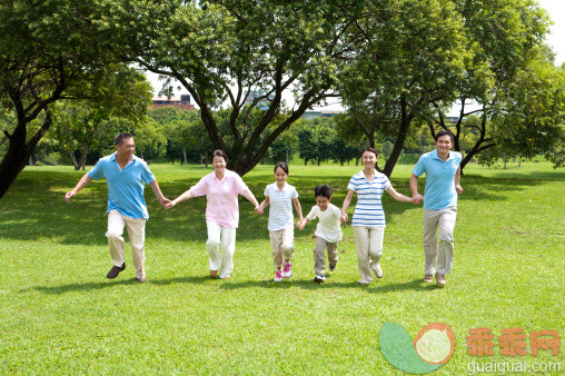 人,休闲装,生活方式,户外,30岁到34岁_155774954_Multi-generational family running on lawn, holding hands_创意图片_Getty Images China