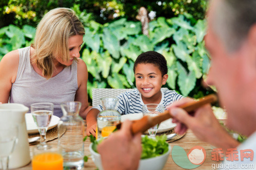 人,饮食,生活方式,户外,40到44岁_511752361_Mother looking at boy having breakfast in yard_创意图片_Getty Images China