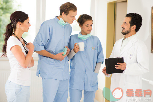 人,讨论,制服,外套,卫生保健和医疗_525675223_Doctors and nurse talking in hospital corridor_创意图片_Getty Images China