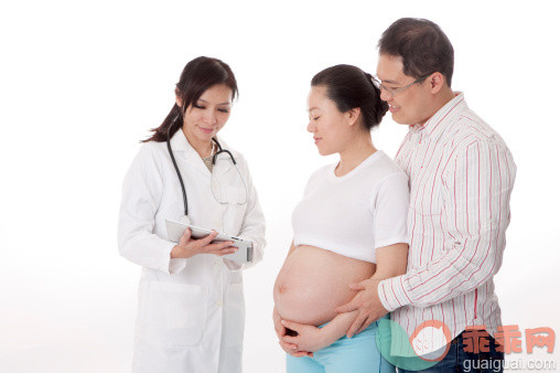 人,休闲装,牛仔裤,卫生保健和医疗,影棚拍摄_159283279_Pregnant woman going to see the doctor with man_创意图片_Getty Images China