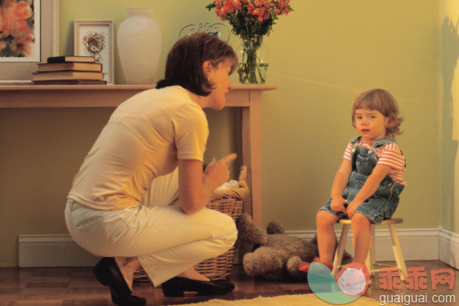 人,休闲装,生活方式,室内,棕色头发_78453844_Mother scolding child sitting on stool in corner_创意图片_Getty Images China