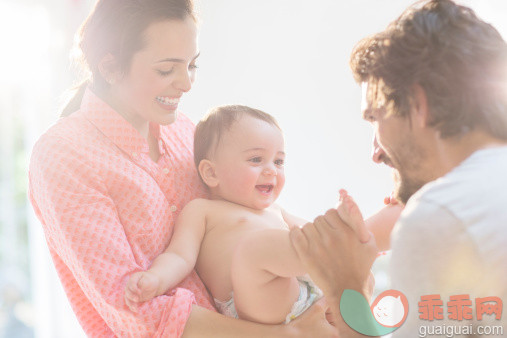 人,尿布,生活方式,12到17个月,室内_478168941_Parents playing with baby boy_创意图片_Getty Images China