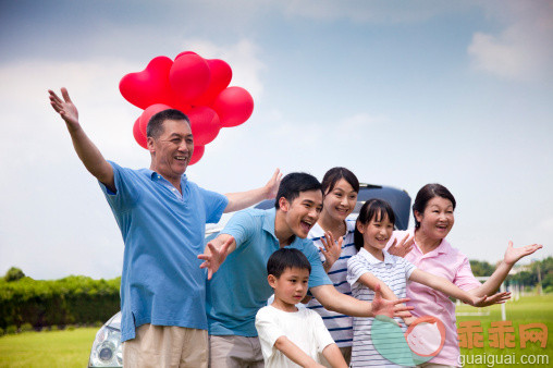 人,休闲装,气球,生活方式,户外_155775018_Multi-generational family expressing welcome_创意图片_Getty Images China