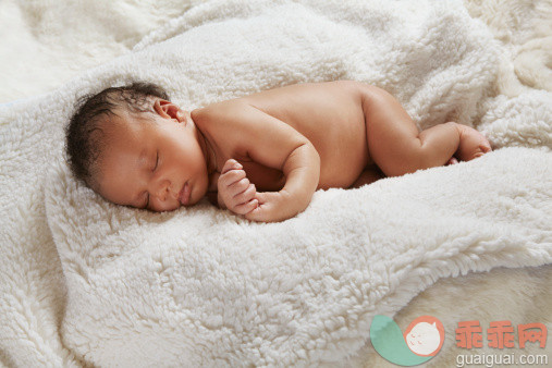 人,室内,裸体,床单,毯子_499506057_Baby sleeping confortably_创意图片_Getty Images China