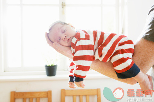 人,休闲装,室内,四肢,手臂_485402327_sleeping baby resting on father's arm_创意图片_Getty Images China