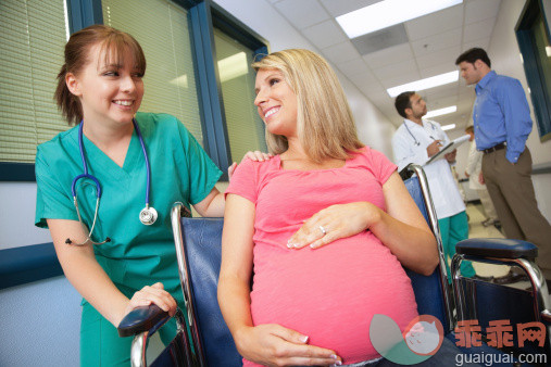 人,生活方式,卫生保健和医疗,室内,分娩_155368933_Pregnant woman in wheelchair at hospital with medical nurse_创意图片_Getty Images China