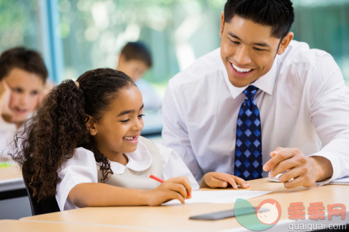 人,讨论,制服,教育,人生大事_472075605_Private elementary school teacher teaching young student_创意图片_Getty Images China